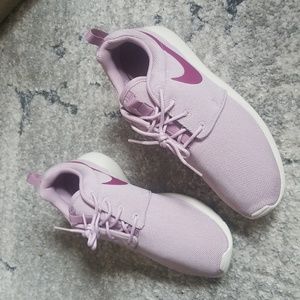 Nike 11 NWT women's white and lilac purple sneakers New Washable